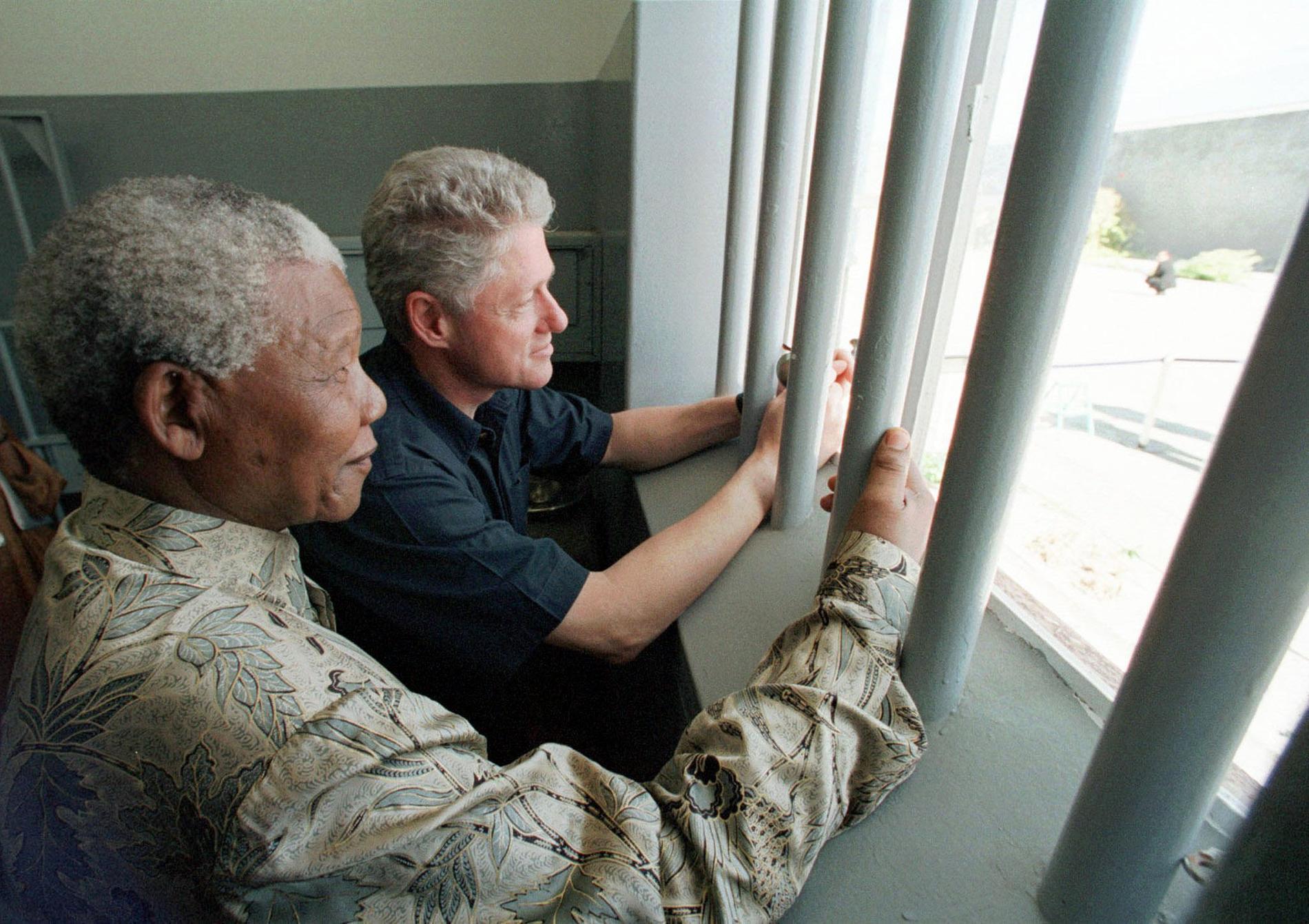 President Nelson Mandela och President Bill Clinton tittar ut från Section B, fängelsecell No. 5 på Robben Island. Mandela tillbringande aron av sina 27 fängelseår på Robben Island.