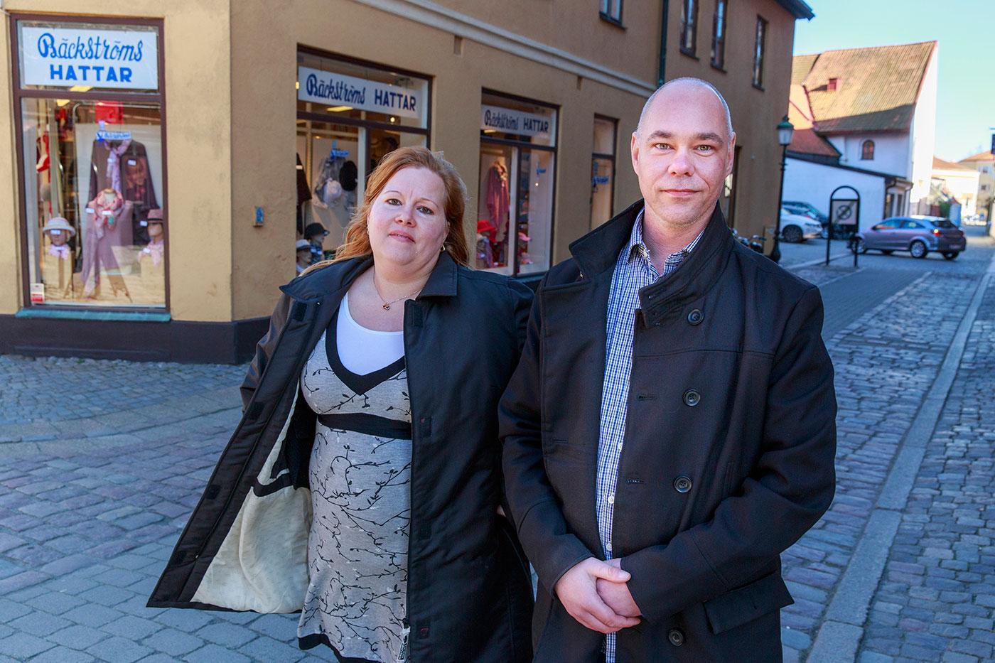 Ystadborna Kristina Wood och Mårten Andersson är oroliga. ”Jag tror att det bara är en fråga om när och var han kommer slå till inte om”, säger Kristina.