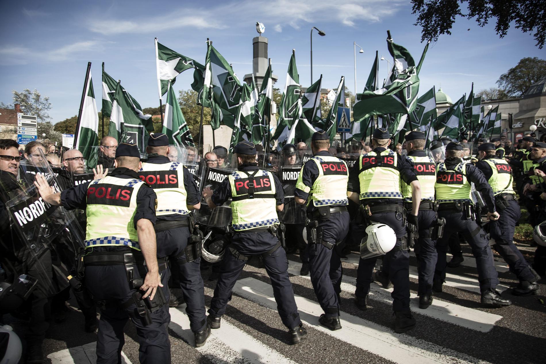 Polisen motar bort demonstranter ur NMR vid Liseberg i september 2017.
