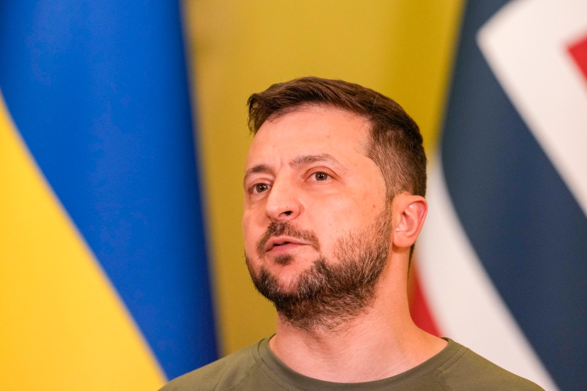  ”Vi tar det avgörande steget att underteckna Ukrainas ansökan om en skyndsam anslutning till Nato”, skriver Ukrainas president Volodymyr Zelenskyj på Telegram