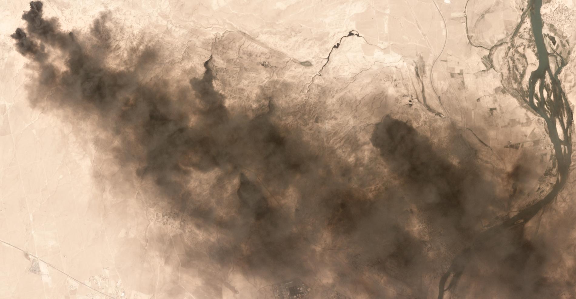 Moln av rök IS sätter eld på oljefält för att skymma sikten för anfallarna