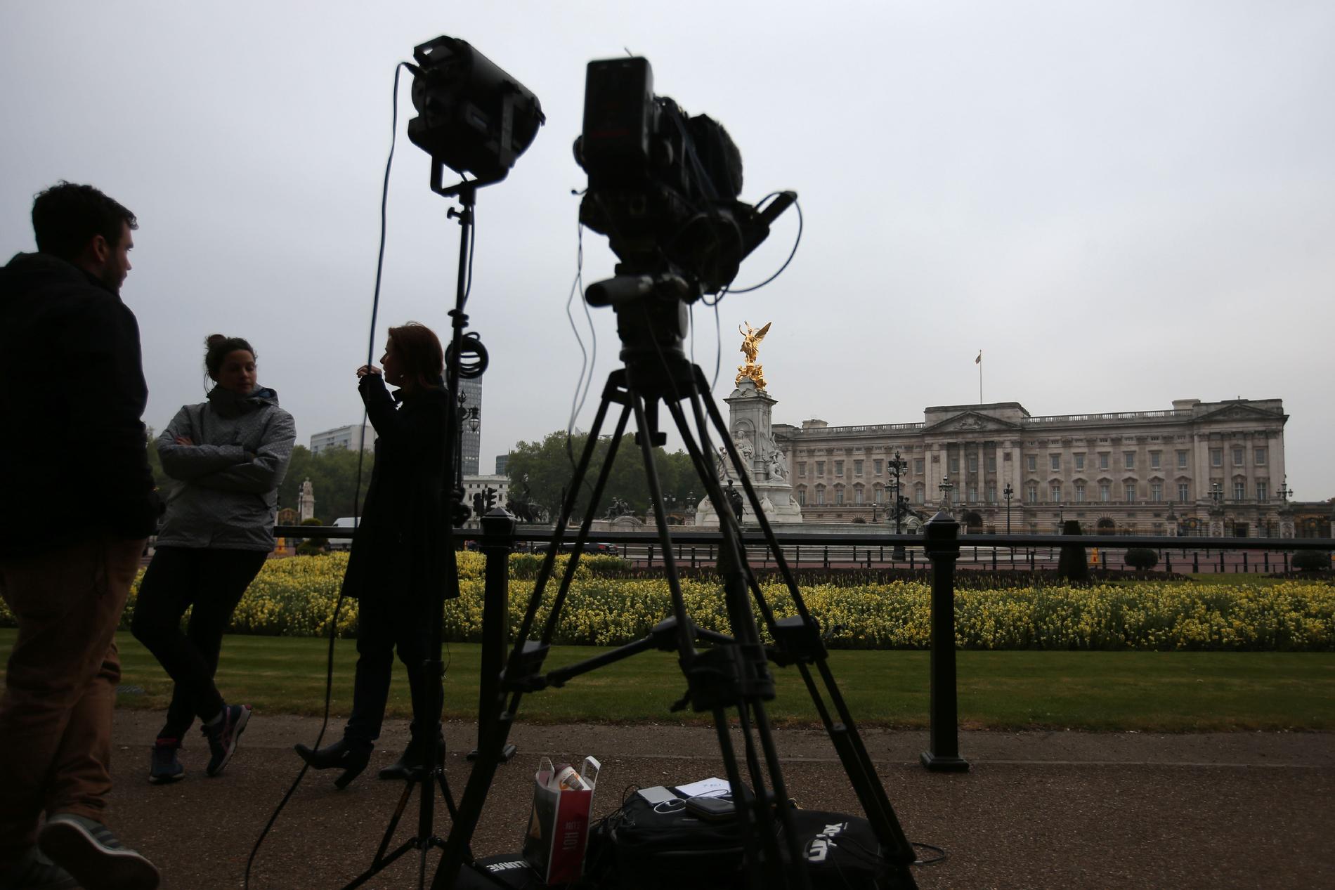 Media samlas utanför Buckingham Palace.