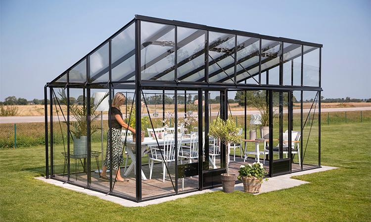 Växthus med sluttande pulpettak, väggar av 4 mm tjockt säkerhetsglas och tak av 8 mm tjockt isolerplast View, 309 × 530 cm, 94 990 kr, Willab garden.