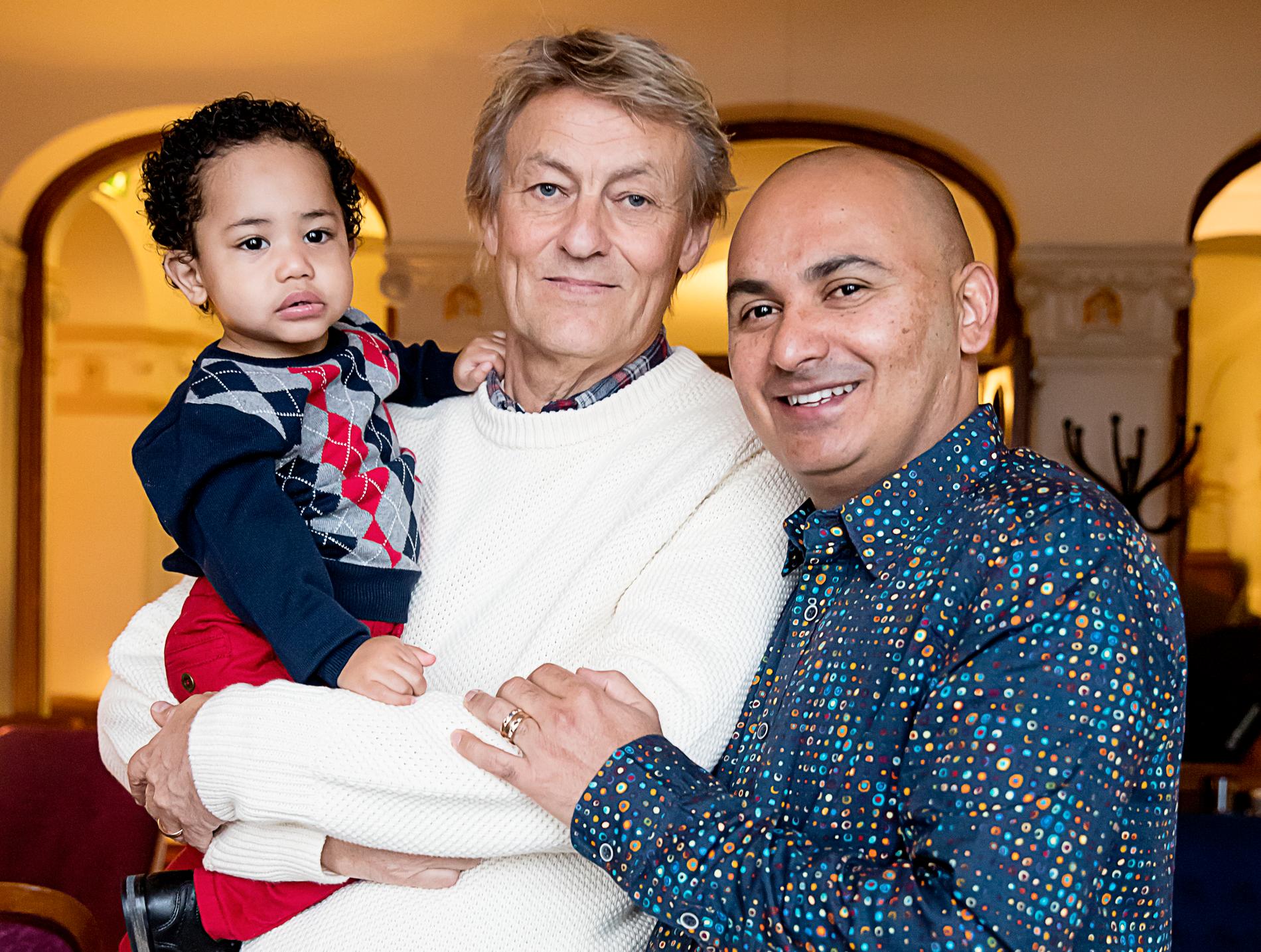 Lars Lerin med maken Manoel Marques Junior Lerin och deras son Rafael.