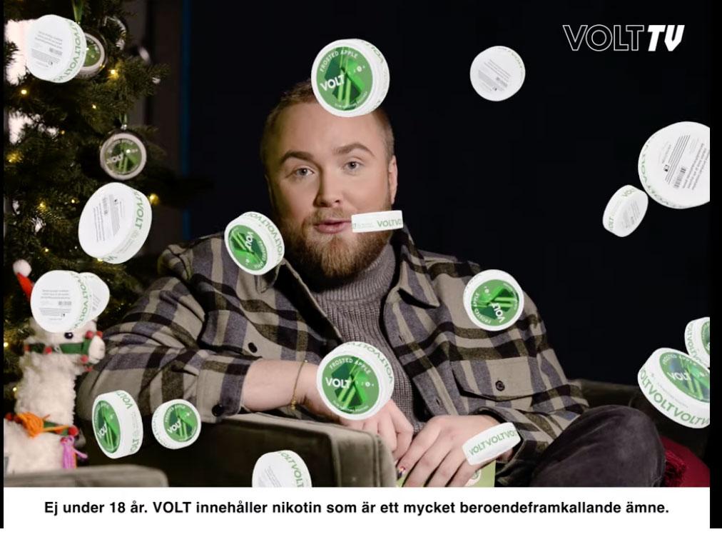 Influencern Edvin Törnblom i en adventssändning sponsrad av Volt. 