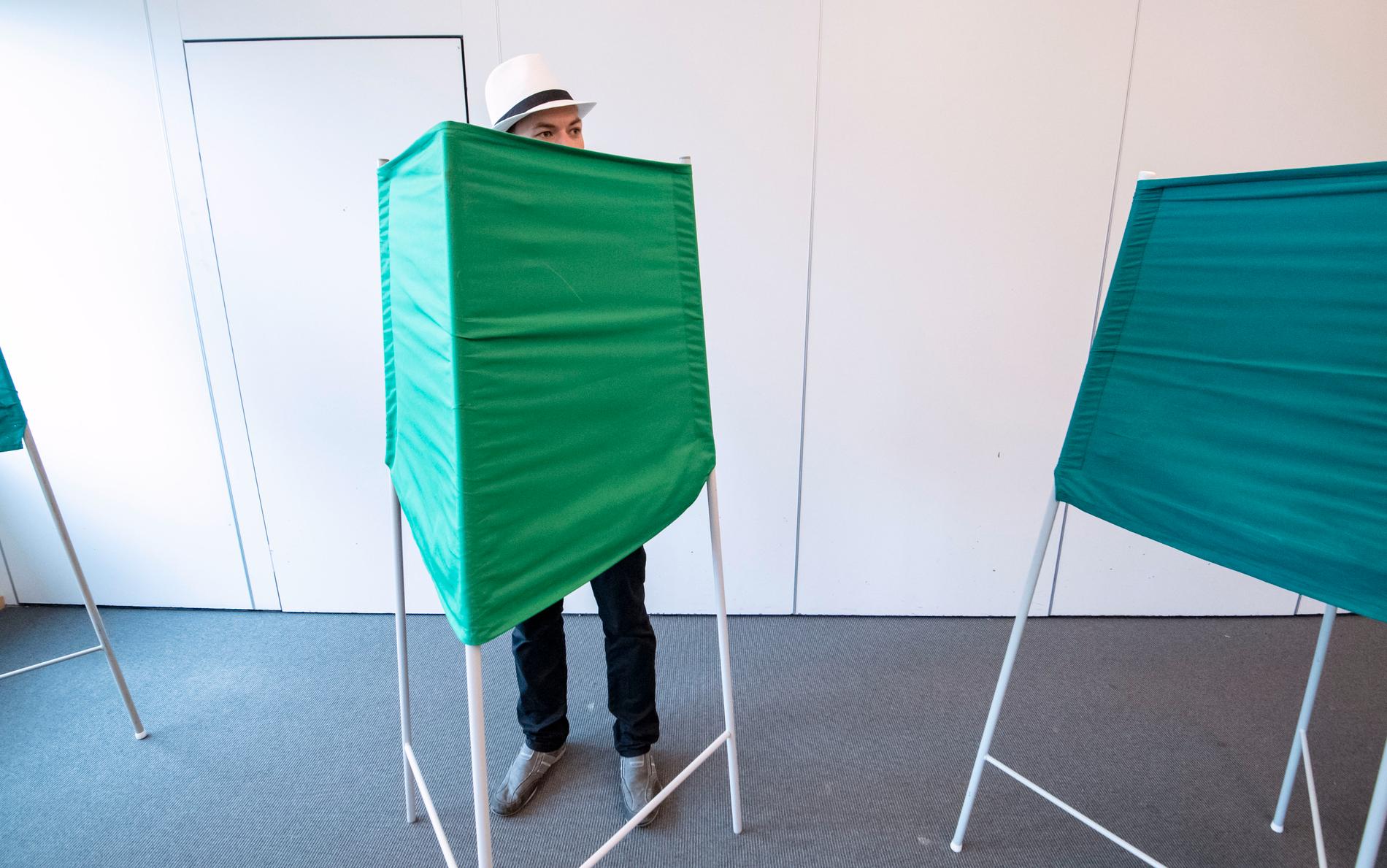 En väljare som röstade i EU-valet i maj. Arkivbild.