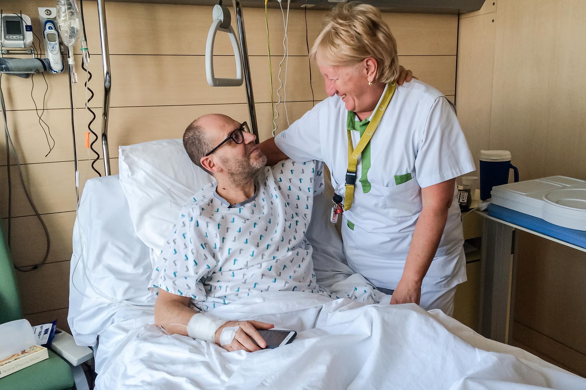 Walter Benjamin pratar med sjuksköterskan Diana Vandersteen på universitetsjukhuset Jette i Bryssel där han har vårdats sedan attacken.