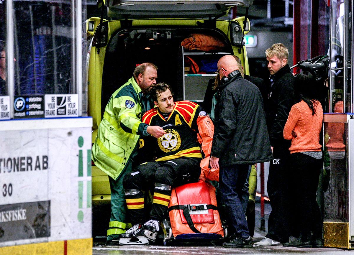 Enterfeldt fördes iväg med ambulans efter tacklingen.