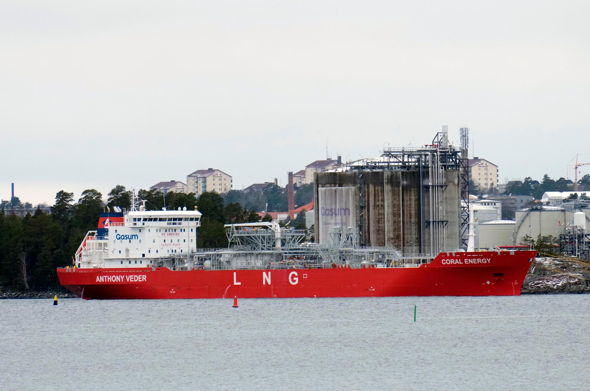 Det ryska gasfartyget är på plats i Nynäshamn.