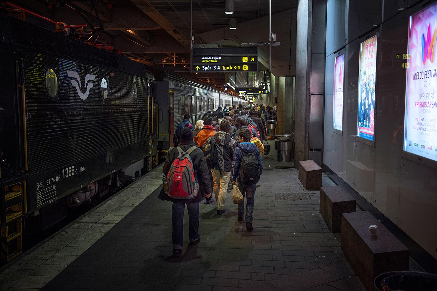 Flyktingar anländer till Stockholms central november 2015.