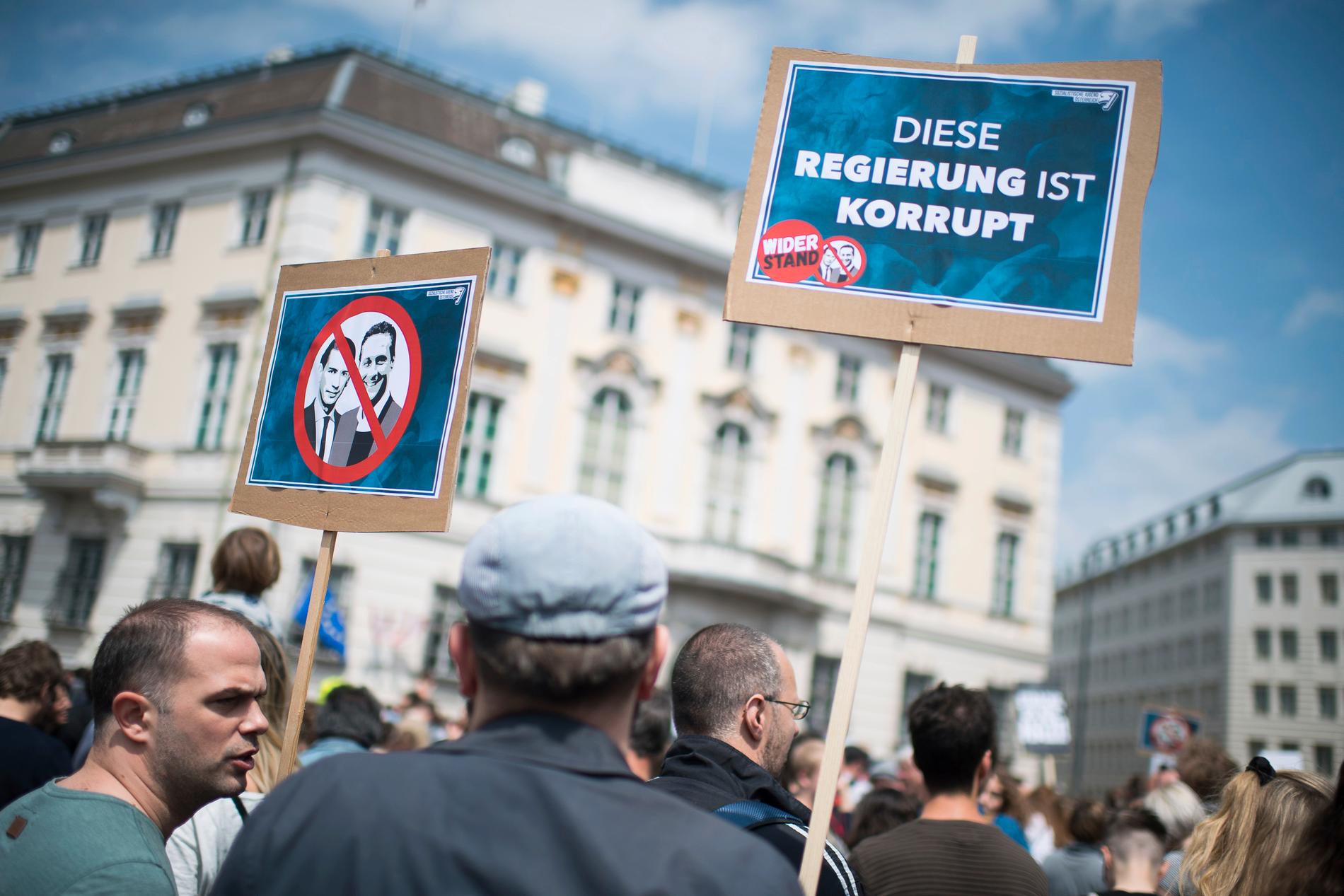 Demonstranter samlades framför förbundskanslerns kansli i Wien i Österrike efter avslöjandet av den så kallade Ibiza-affären. På skylten till höger står "Den här regeringen är korrupt". Arkivbild.