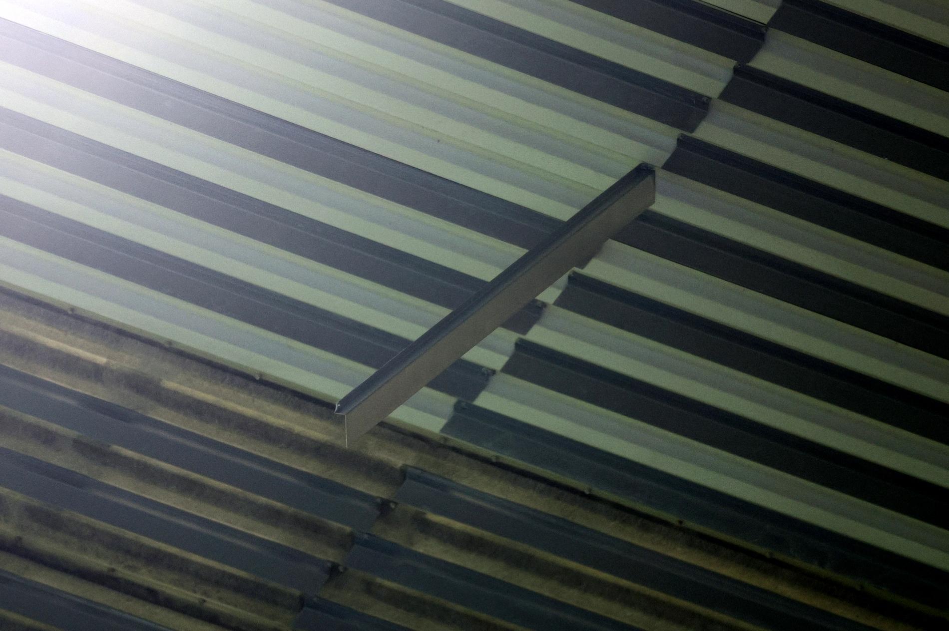 Metallbitar hänger löst från taket.