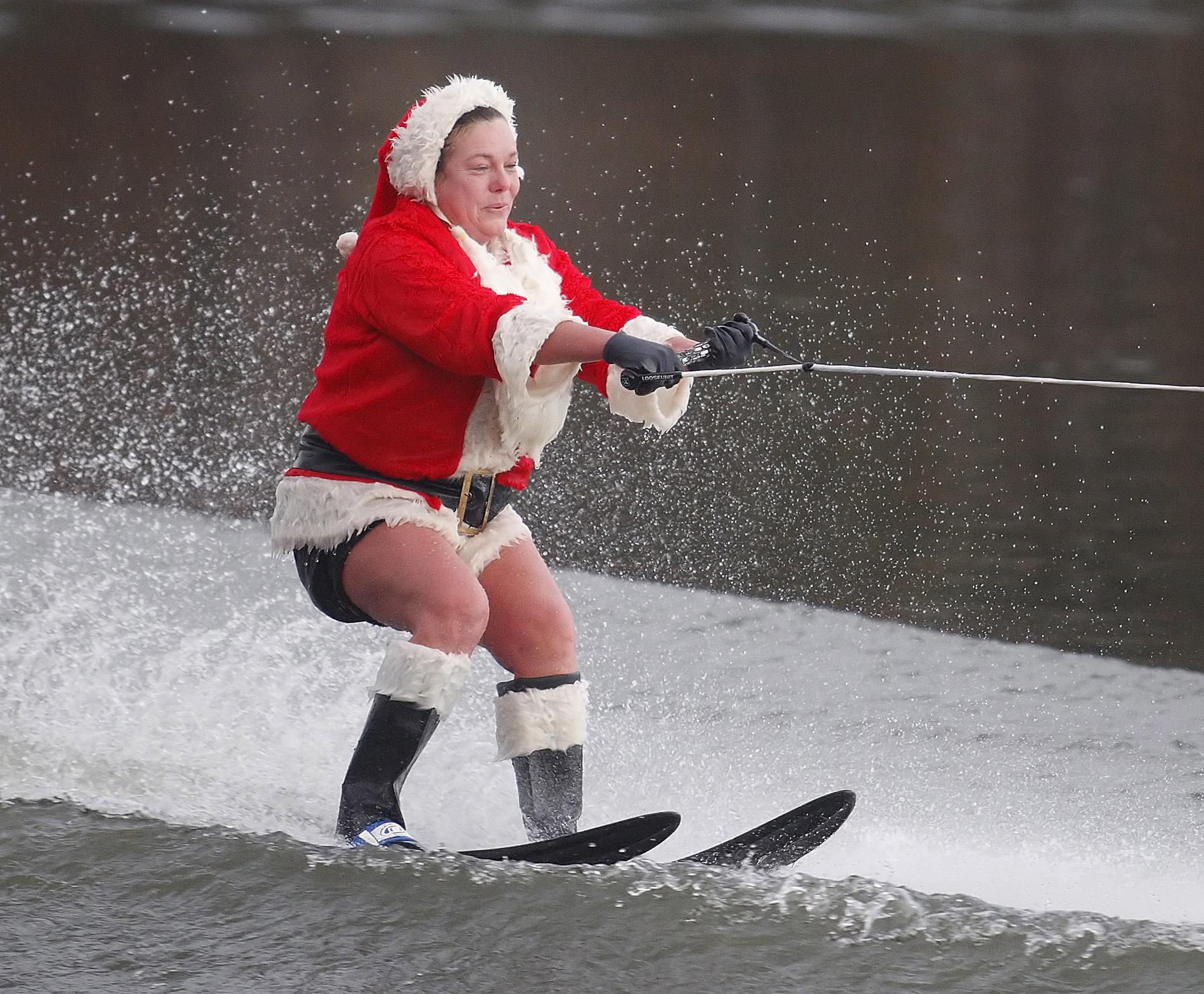 I det ovanligt varma vädret I Colliersville, NY, tog sig Janet Hurley-Quackenbush en tur på vattenskidor på juldagen.