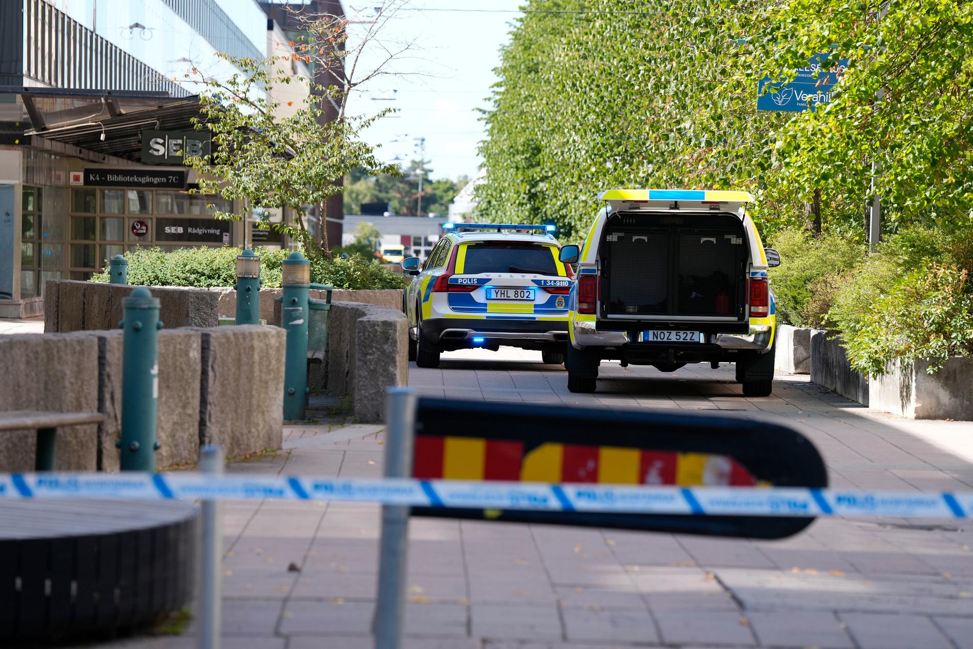 Polis på plats i Täby efter rånet.