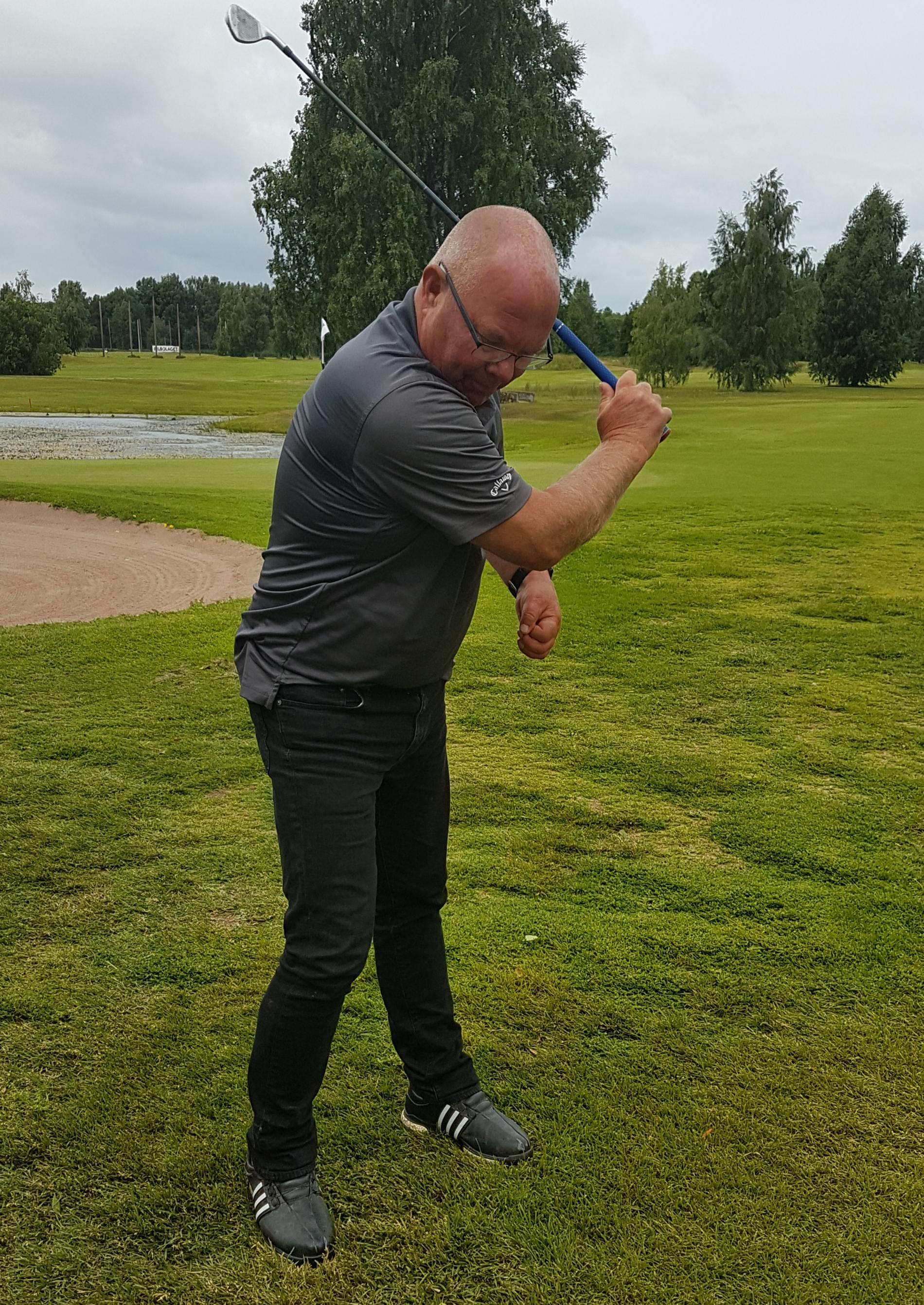 Benny spelar golf med enbart en arm efter den stroke han råkade ut för för tio år sedan. 