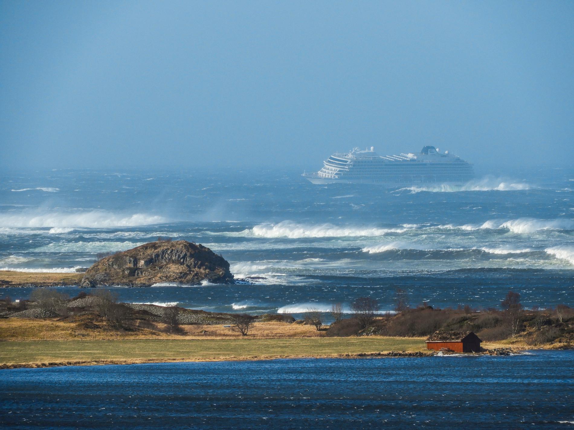Passagerare på fartyget Viking Sky saksöker kryssningsbolaget efter att fartyget fastnade i svårt oväder utanför kusten. Arkivbild.