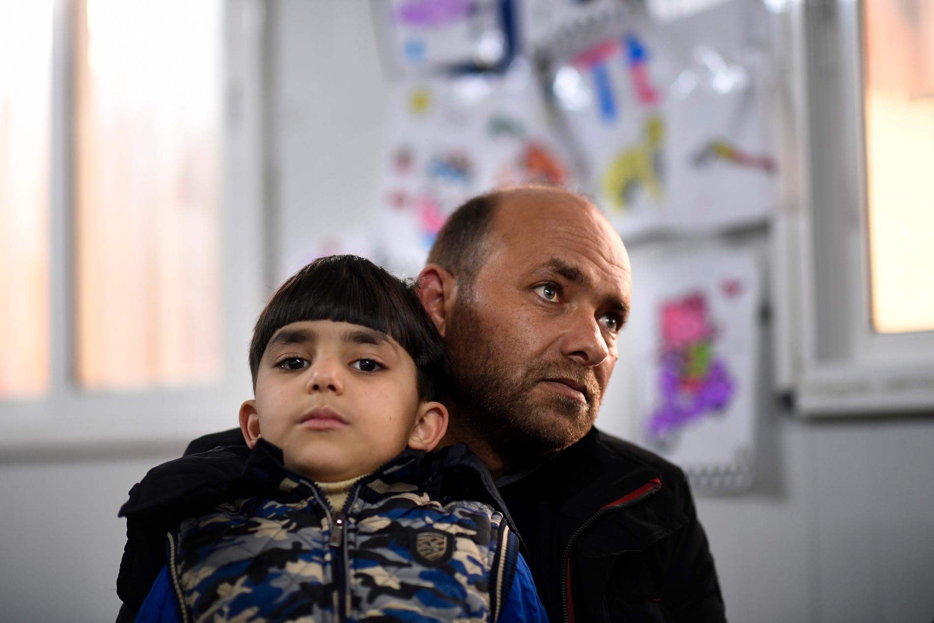 Tammam Edris här gett upp hoppet om att flytta tillbaka till Syrien. Här med sonen Abdurahman.