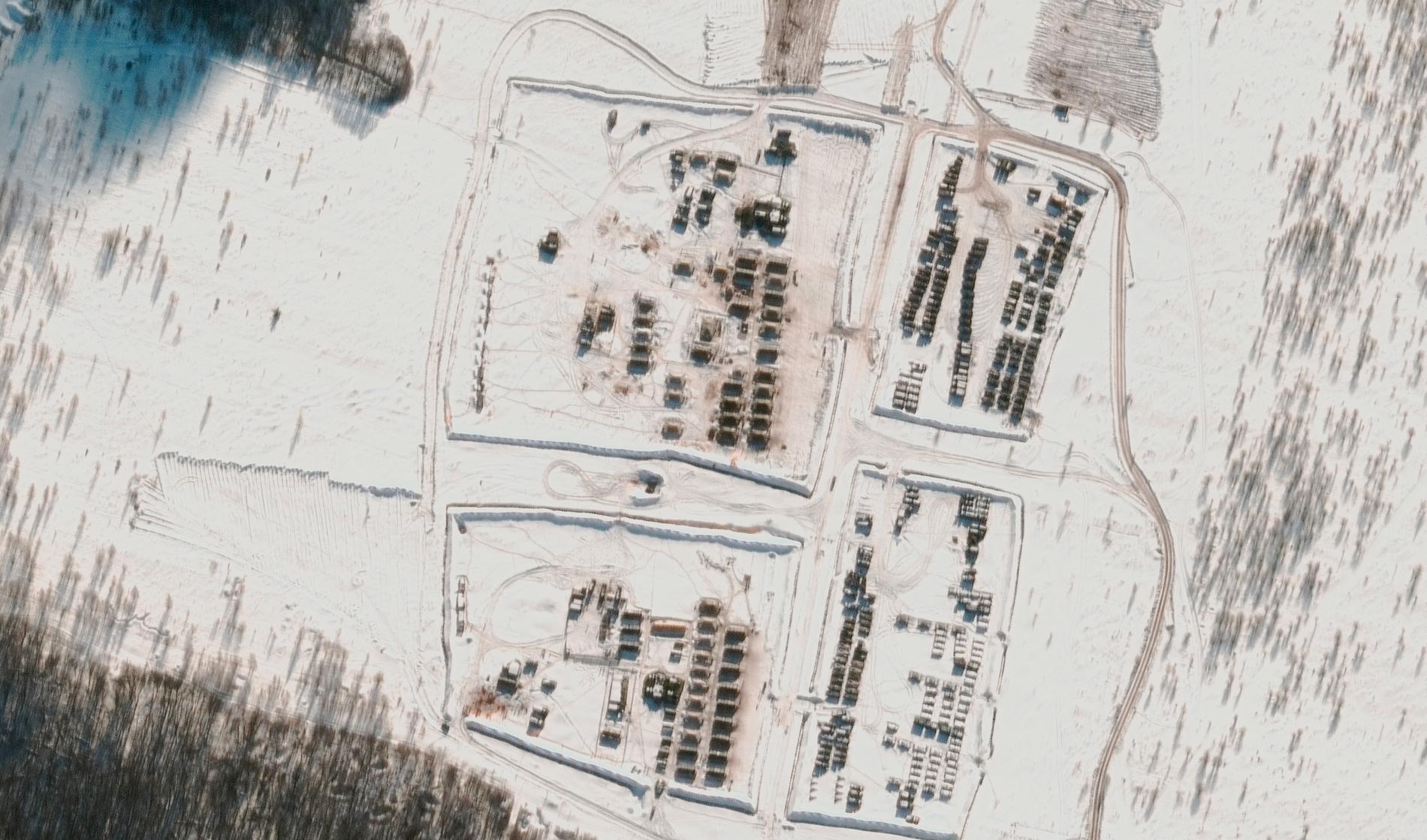 Den här satellitbilden är tagen den 9 februari över Kursk, cirka 110 kilometer öster om gränsen till Ukraina. Den visar tält och militära bostäder för trupper. 