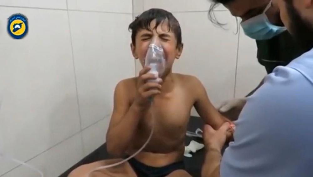 Ett barn behandlas för andningssvårigheter i samband med en misstänkt klorgasattack i Aleppo.