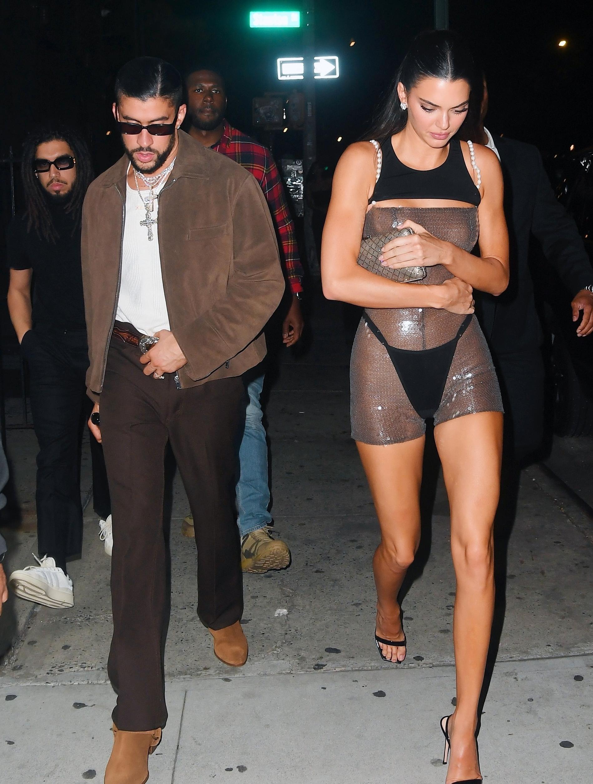 Bad Bunny och Kendall Jenner på väg till Met-galans efterfest i New York. 