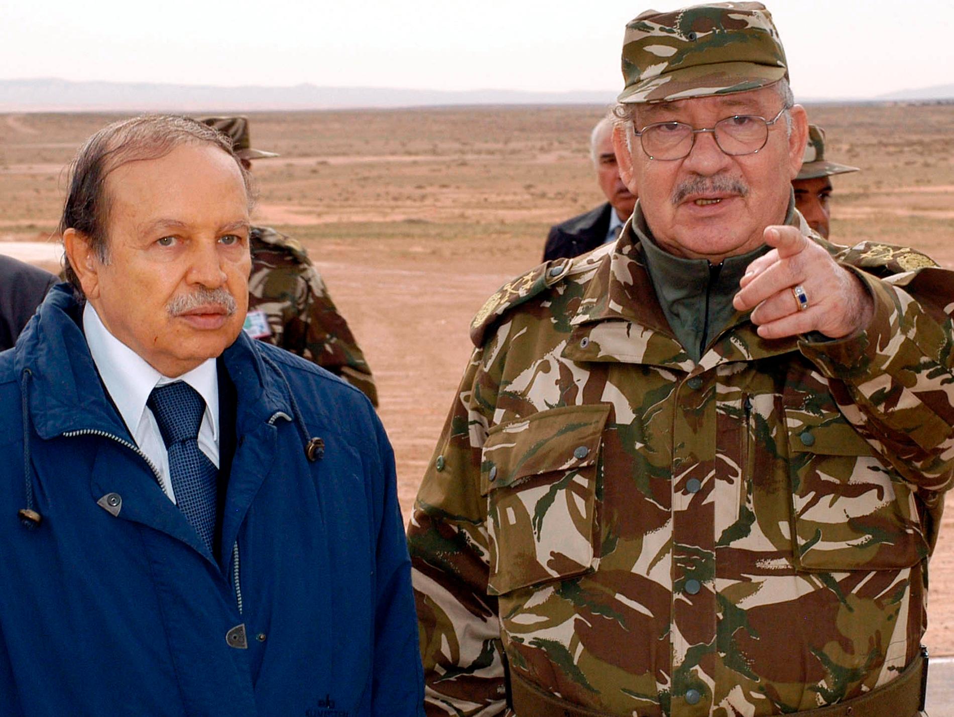 Militärens ledare Ahmed Gaed Salah (höger) vill att president Abdelaziz Bouteflika (vänster) avsätts. Arkivbild från 2005.