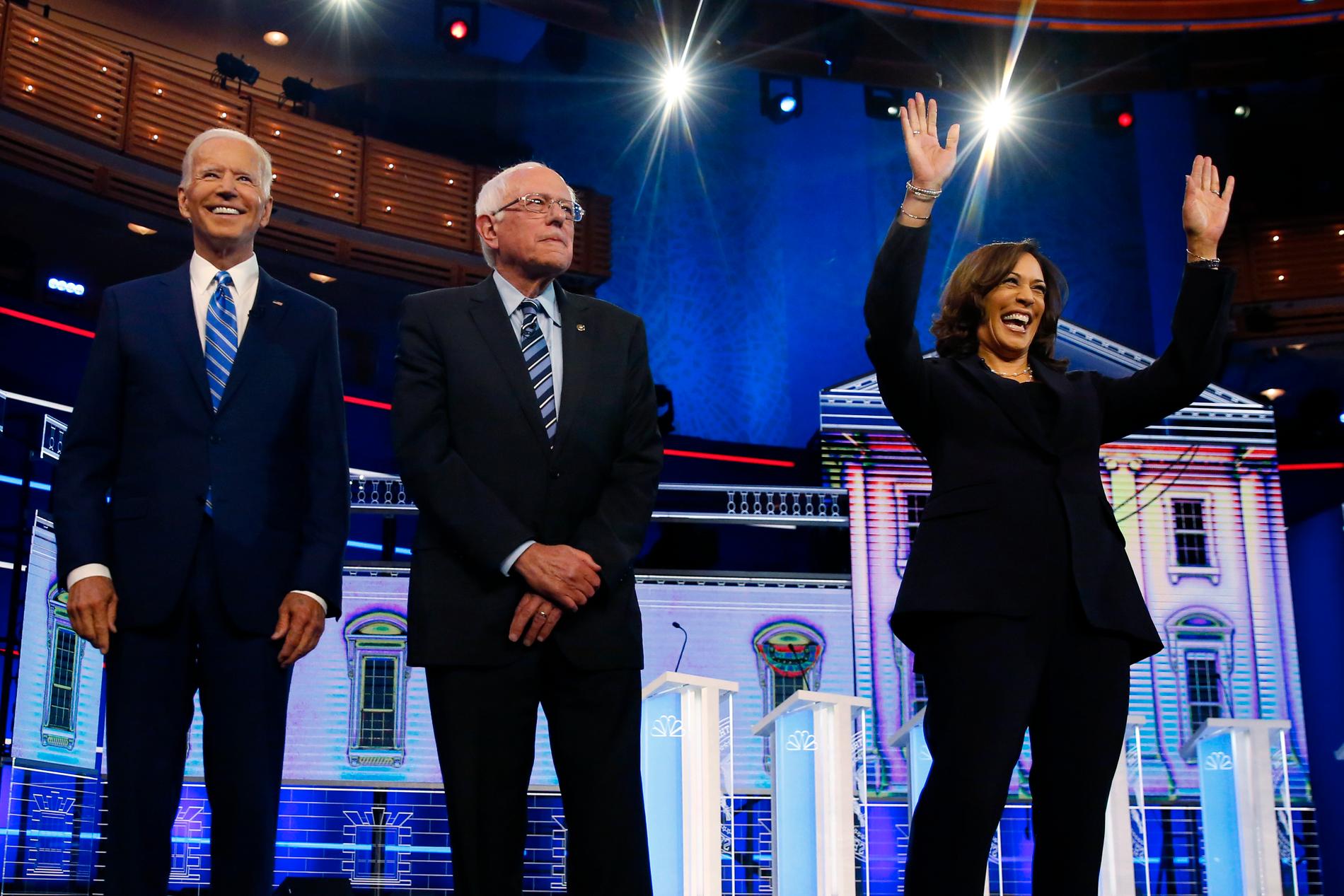 Inför torsdagskvällens debatt riktas blickarna mot Joe Biden (längst till vänster) samt Kamala Harris (längst till höger) I mitten Bernie Sanders. Bilden är från förra månadens tv-sända debatt. Arkivbild.