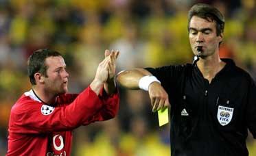 här hånar han domaren Wayne Rooney får en varning för att han tacklat Villarreals Quique Alvarez – och reagerar med att sarkastiskt klappa händerna mot danske domaren Kim Milton Nielsen.