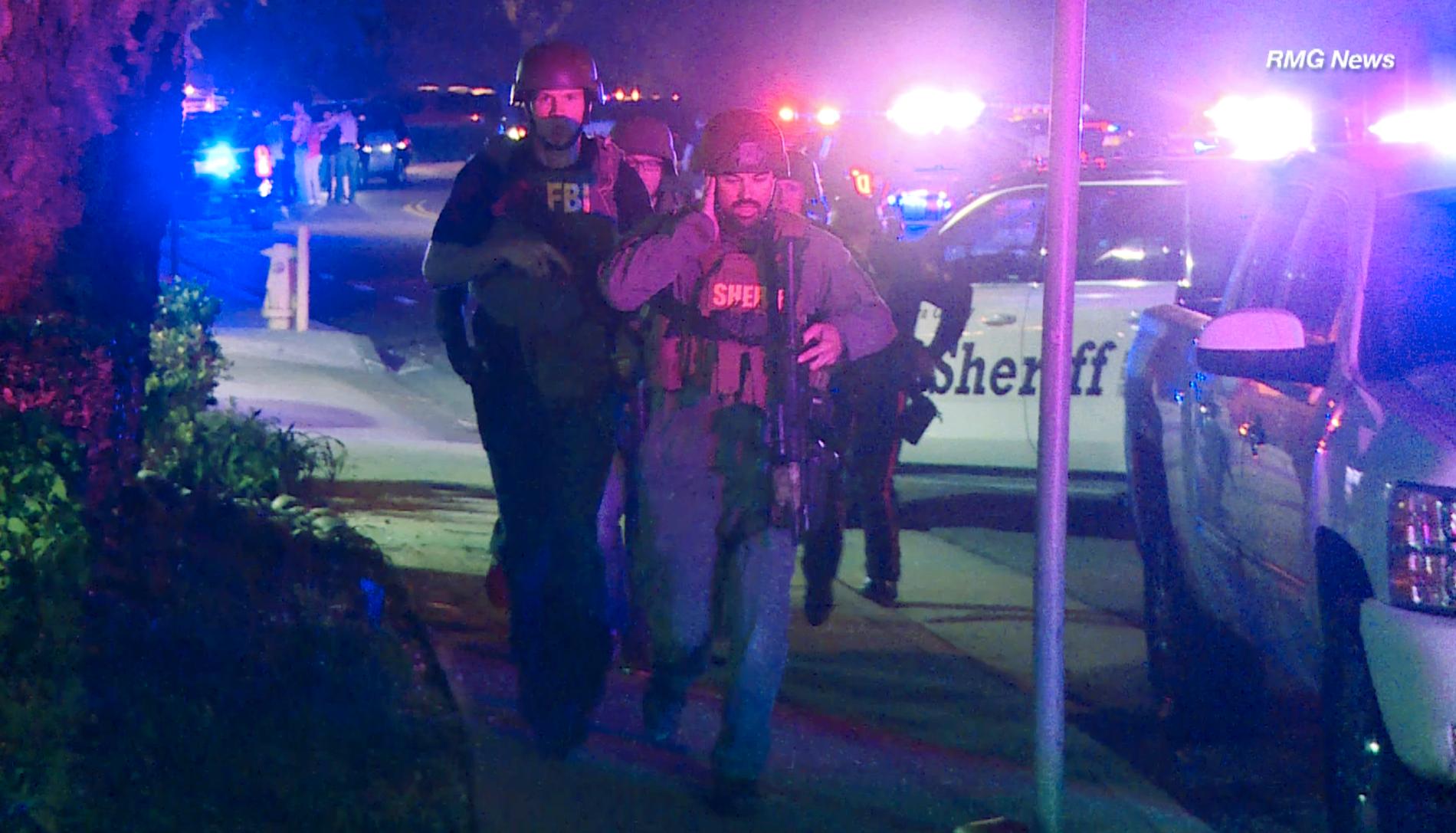 Tungt beväpnad polis under insats vid dödsskjutningen i Thousand Oaks 2018. 