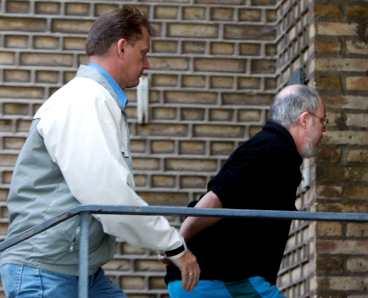 Den mordmisstänkte danske sotaren tas till förhör hos polisen.