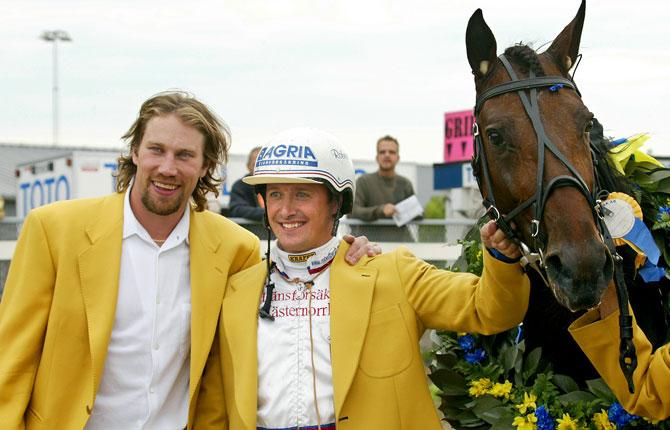 PÅ ANNAN ARENA Trav är ett stort intresse för Peter   och även travet har inneburit segrar. Här poserar han med Robert Bergh och Forsbergägda hästen Tsar D'Inverne efter segern i Svenskt Travderby 2003.