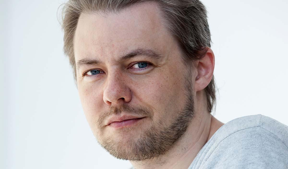 Mikael Berglund, f 1977, debuterade 2015 med den hyllade romanen ”Ett ­föremåls berättelse om obesvar”.