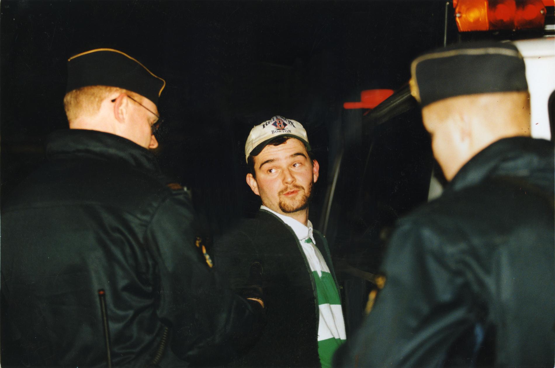 Tommy Zethraeus grips av polis efter Stureplansmorden i december 1994.