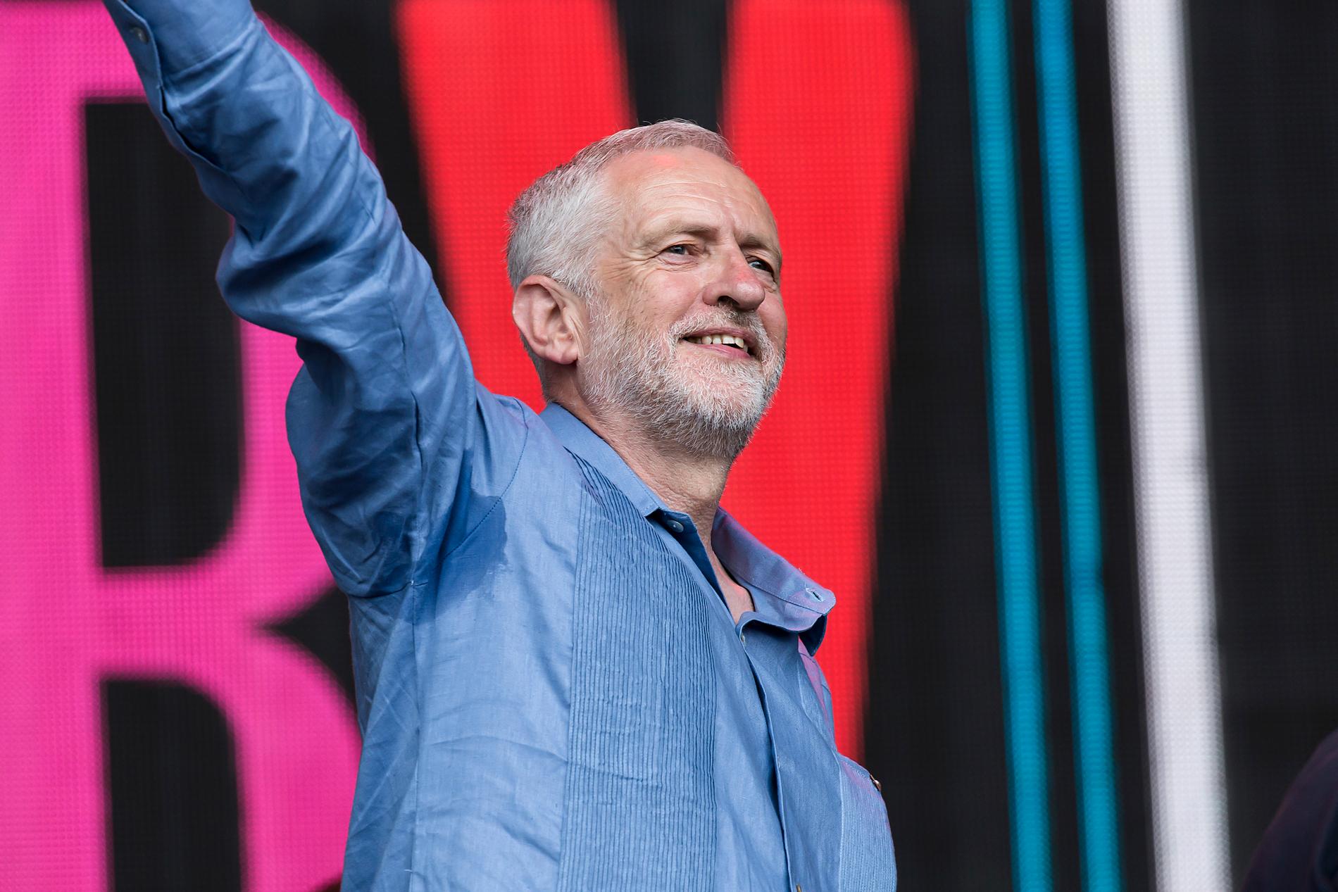 Jeremy Corbyn talar inför jublande anhängare på Glastonburyfestivalen 2017. Sedan dess har hans popularitet dalat. Arkivbild.
