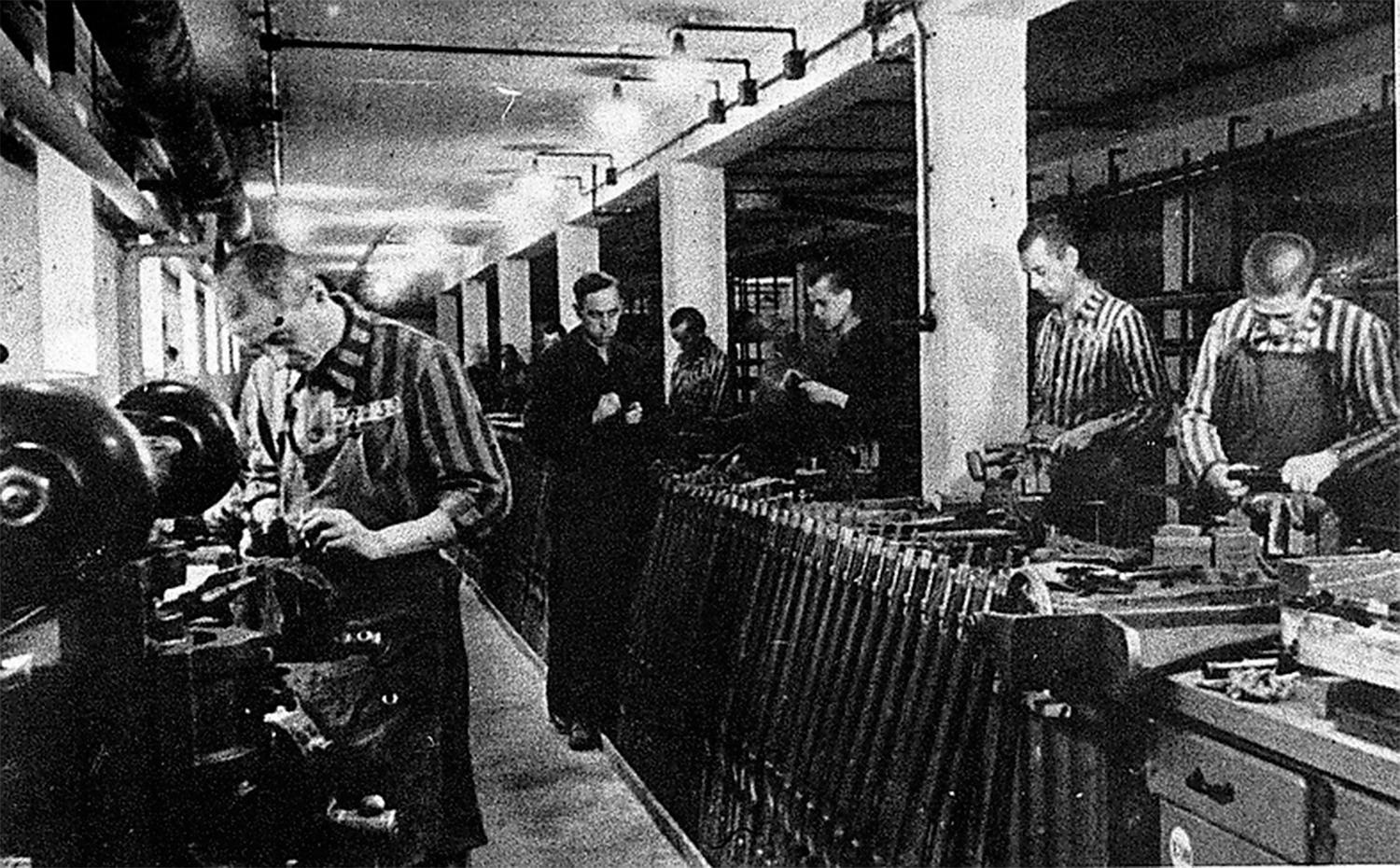 Judiska slavarbetare på en ammunitionsfabrik nära koncentrationslägret Dachau under andra världskriget.