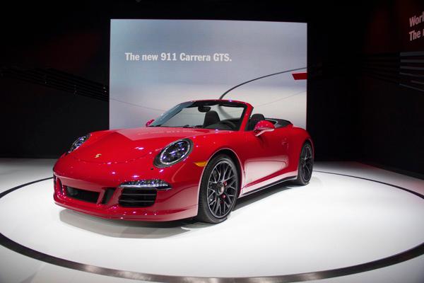 Porsche lät 911 Carrera GTS stå på scen i Los Angeles. Lite sportigare än en vanlig Carrera S och något beskedligare än råa GT3 är GTS perfekta mellanmjölken. 430 hästkrafter, aktivt chassi och 0-100 km/h på fyra sekunder blankt.