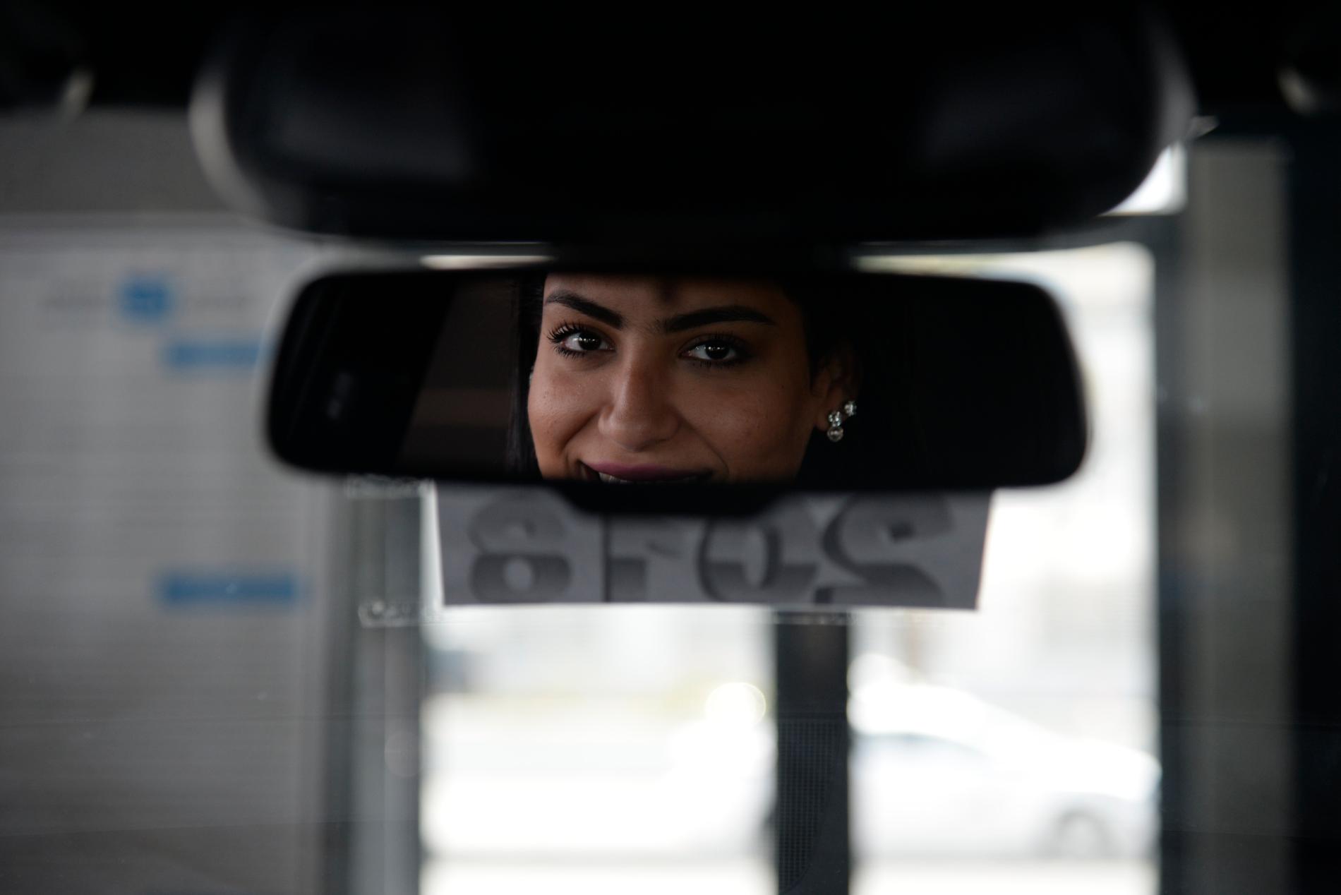 Nouf Abuljadayel hos en bilhandlare i Jidda inför det att det blev tillåtet för kvinnor att köra bil i Saudiarabien.