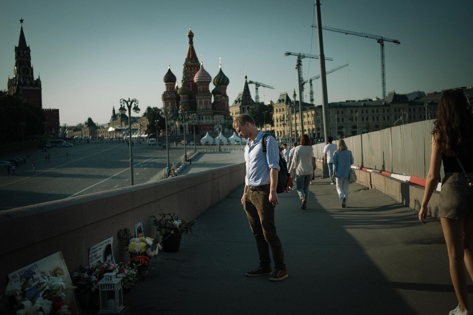 Aleksej Sachnin på platsen där vännen och liberale politikern Boris Nemtsov sköts 2015. De kände varandra från proteströrelsen mot Putin 2011-2012. Nemtsov försökte bland annat med hjälp av Carl Bildt smuggla ut den fängslade Sergej Udaltsov.