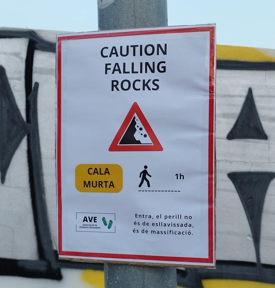 Vid den avskilda stranden Cala Murta finns det risk för stenras.