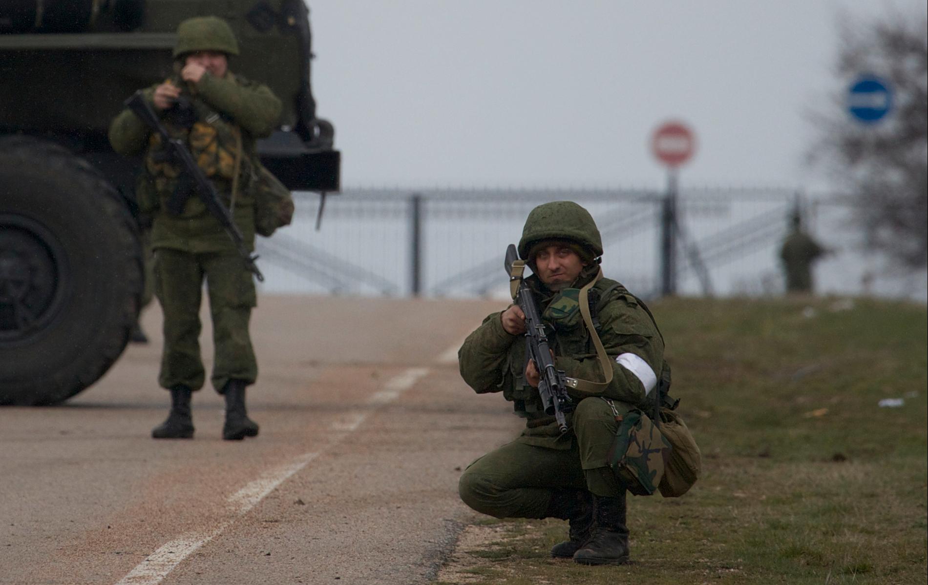 De ryska soldaterna blockerar vägen till militärflygplatsen i Sevastopol, 28 februari 2014.