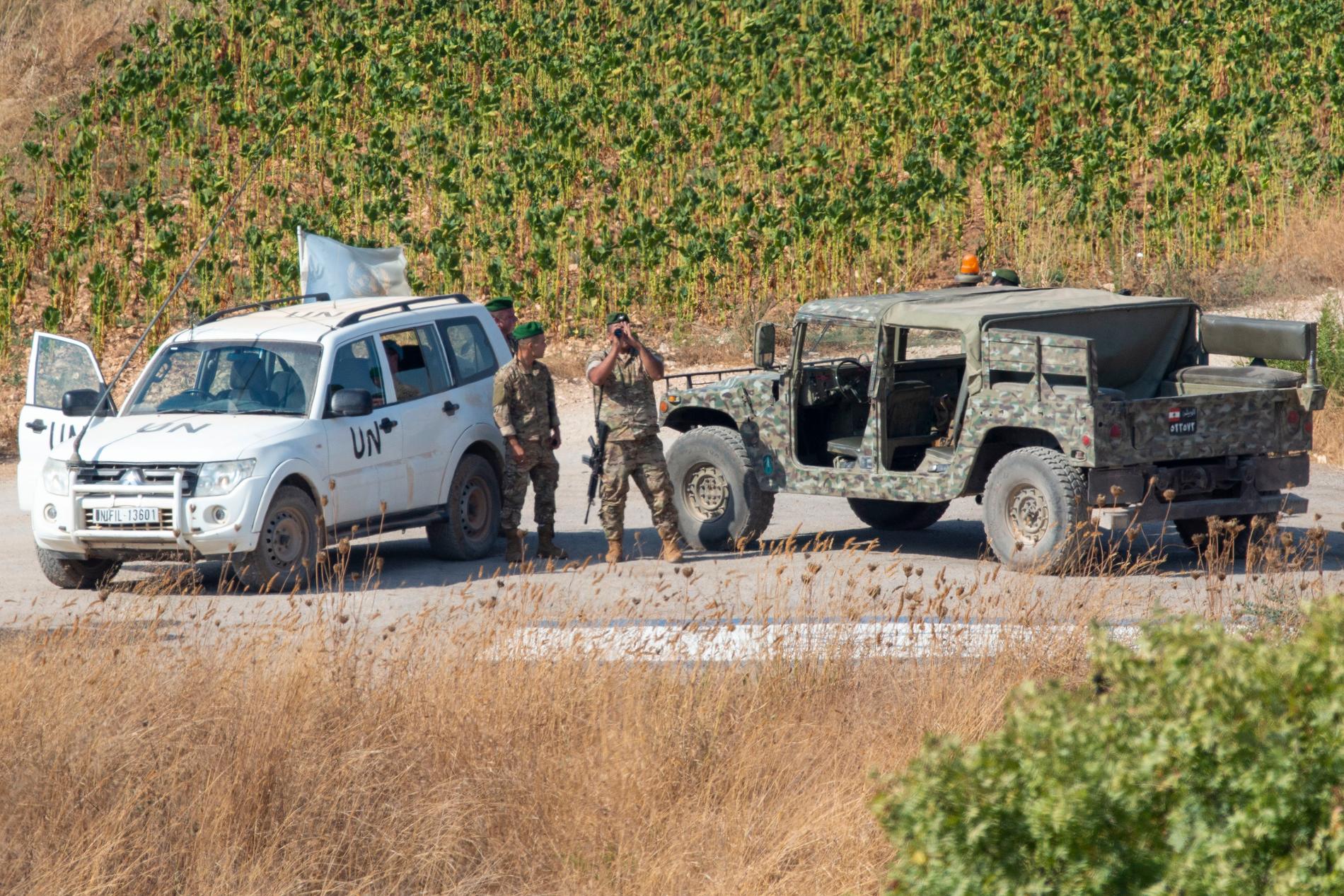 Libanesiska soldater patrullerar tillsammans med FN-styrkor i södra Libanon nära gränsen till Israel.