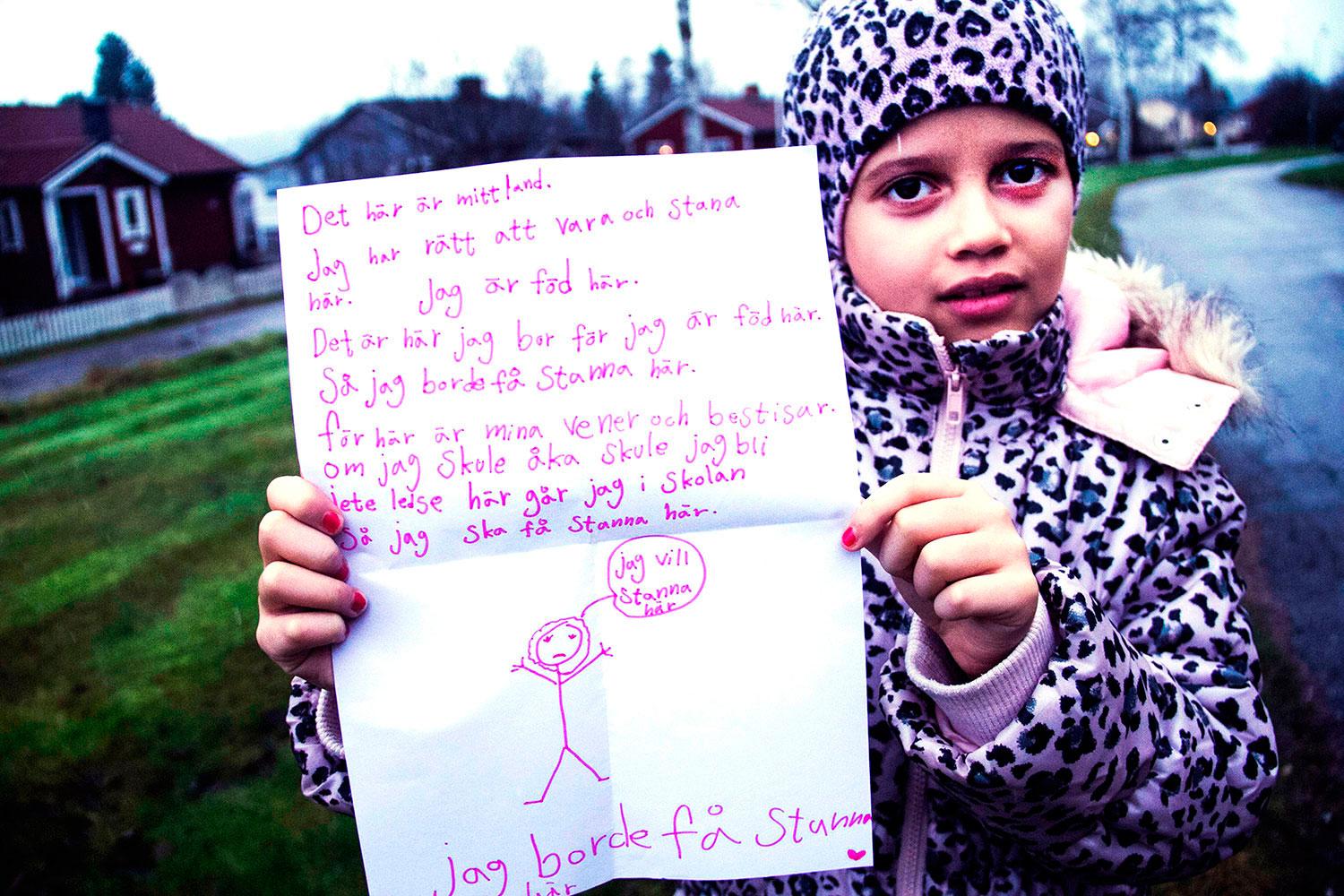 Nadine, 8 år, har bott i Sverige i hela sitt liv. Nu ska hon utvisas till Algeriet, som hon aldrig varit i. I februari vädjade hon i ett öppet brev om att få stanna. Nu får hon stöd av politikerna i Söderhamn.