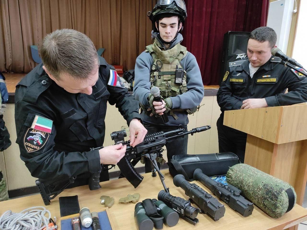 Sergej Golitsyn visar skoleleverna hur man hanterar ett automatvapen.