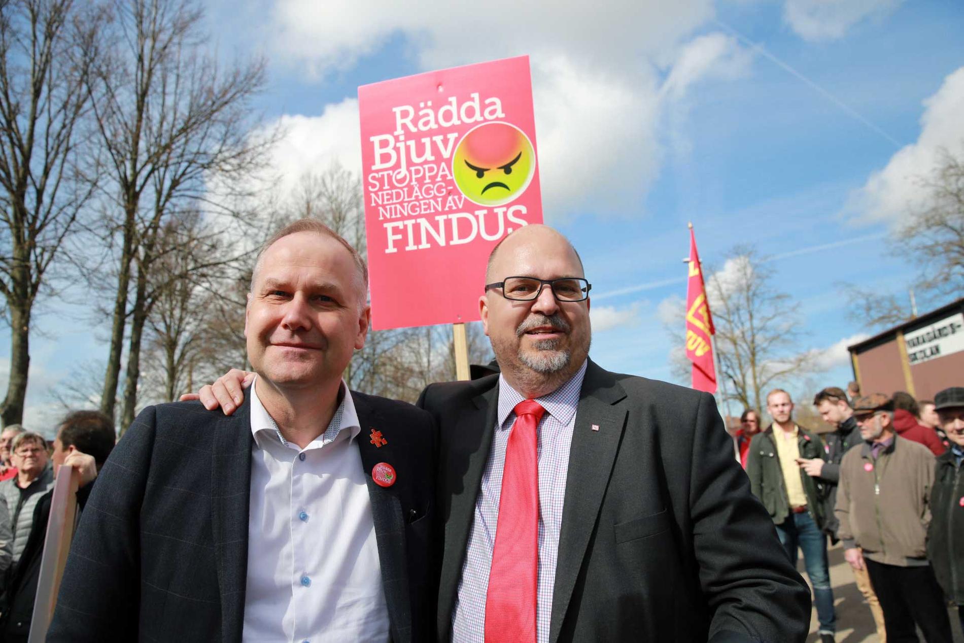 Vänsterpartiets partiledare Jonas Sjöstedt och LO:s ordförande Karl-Petter Thorwaldsson på plats i Bjuv. ”Det här är en aggressiv, fientlig nedläggning. Det handlar om att trissa upp sin egen börskurs och bli av med en konkurrent”, säger Sjöstedt.