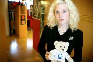 SKÄNK EN BJÖRN Alla kan skänka en nallebjörn, som den som Sandra Dahlberg håller i famnen, till barnen i Beslan. Detta genom att skänka 100 kronor på postgirokontot 900253-6 eller på telefonnummer 0900-2020667.