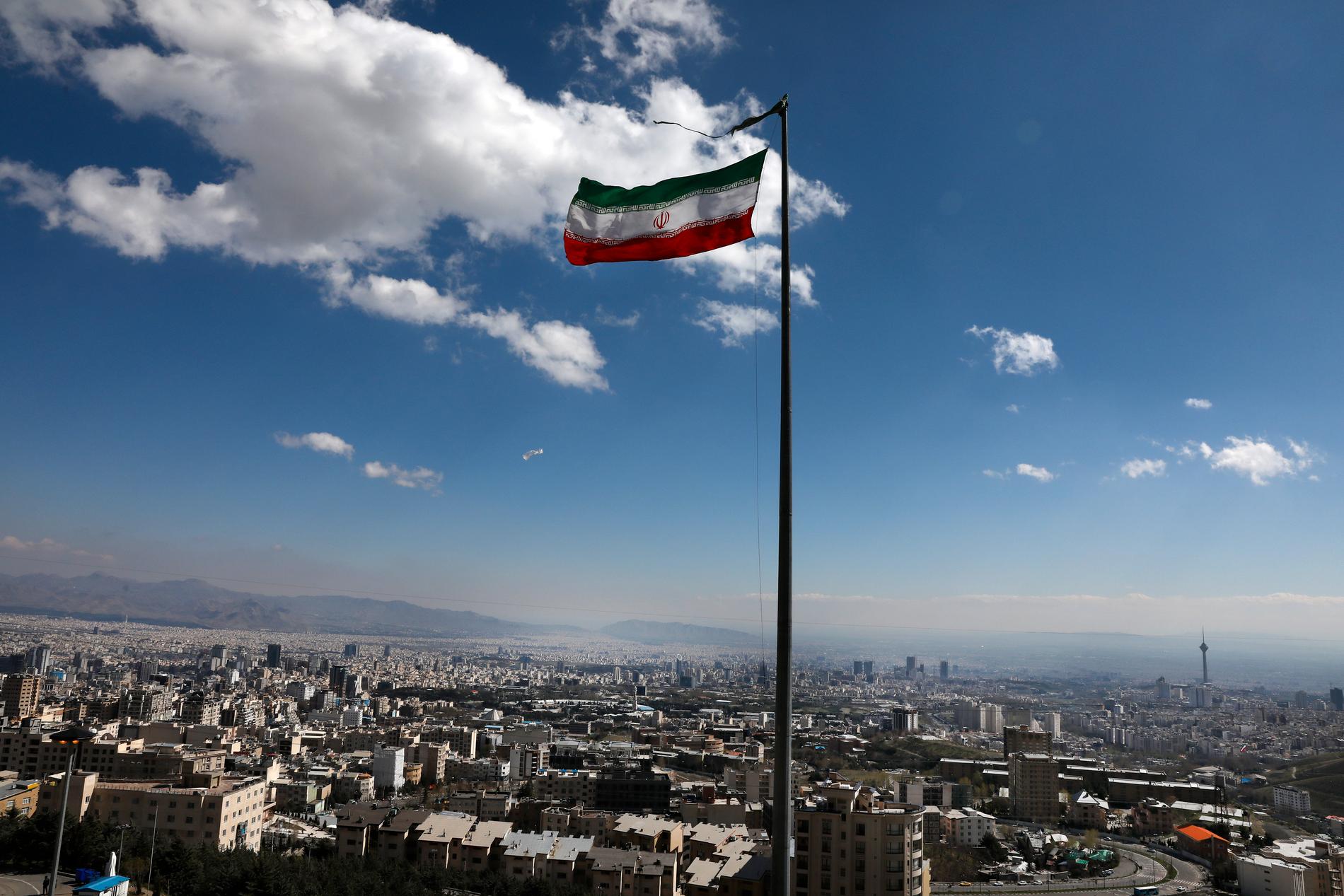 Iranska flaggan vajar i Teheran. 