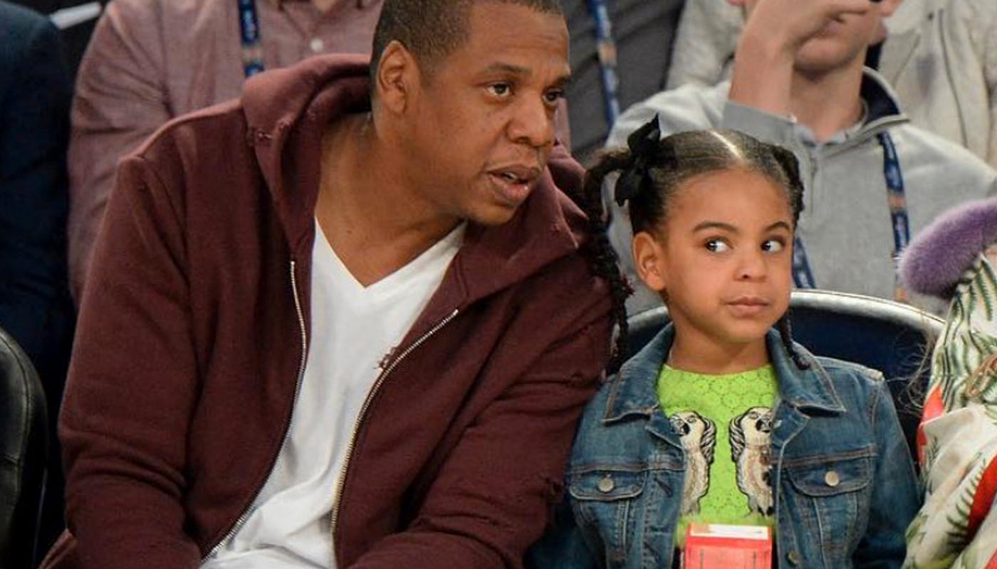 Jay Z tillsammans med dottern Blue Ivy på en basketmatch.