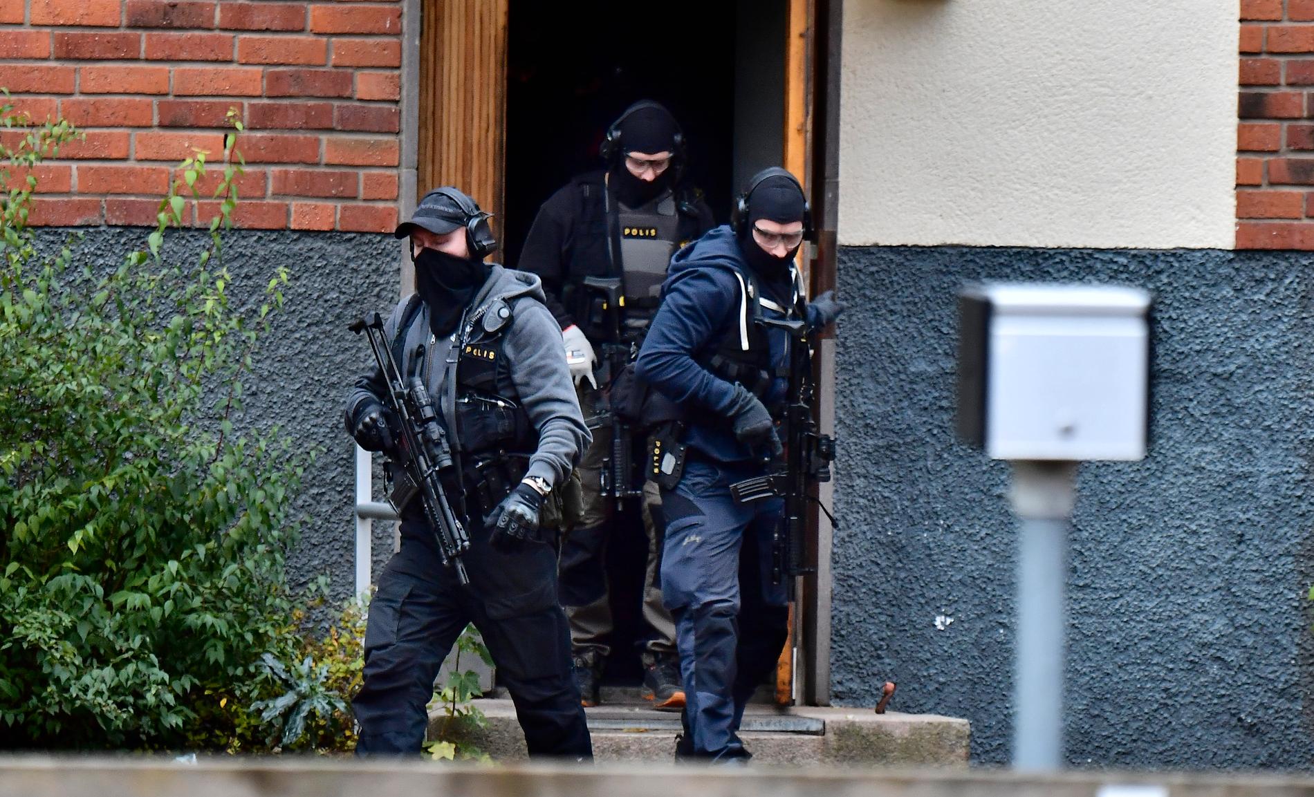 Polisens insatsstyrka slår till mot en adress i Västerås. 