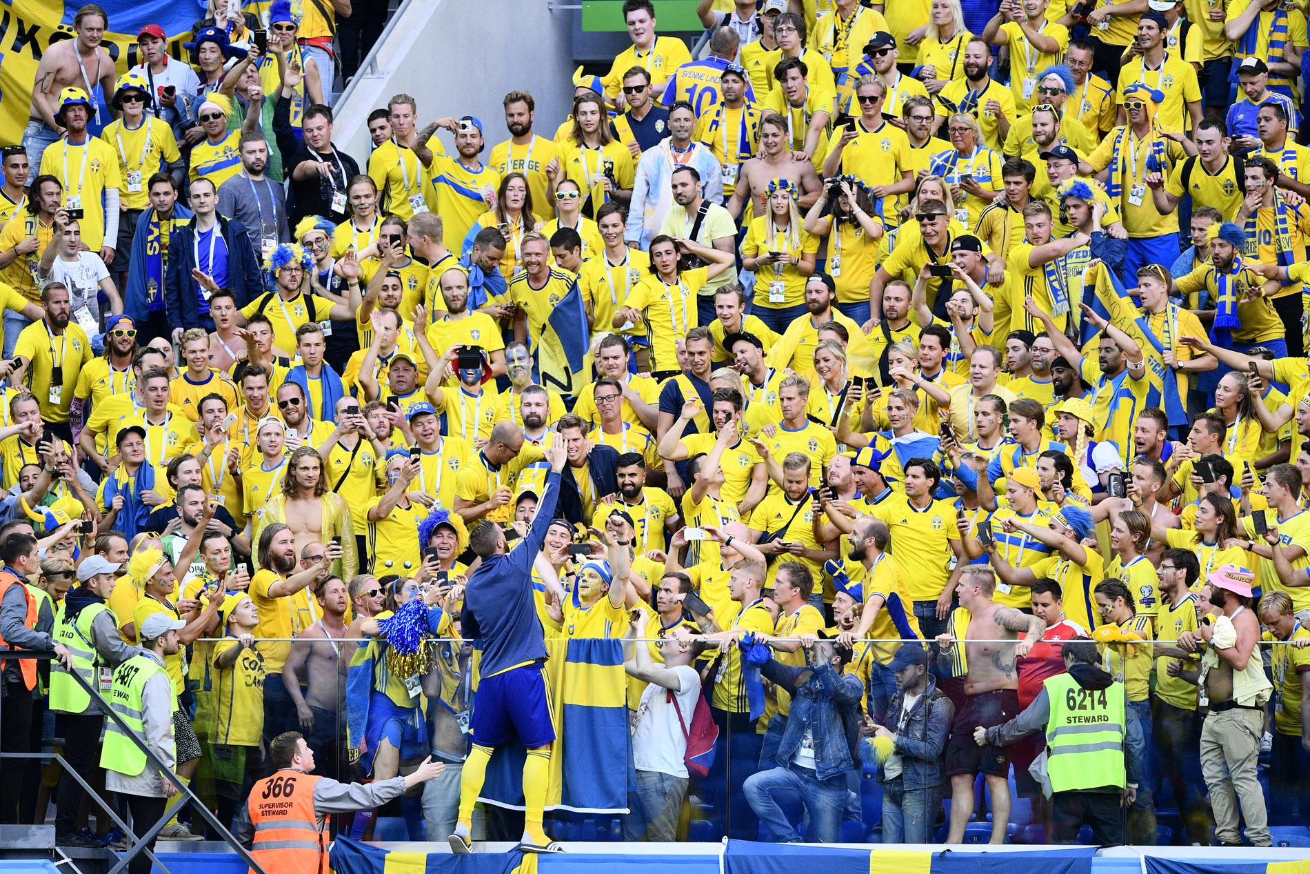 Svenska fansen firar efter slutsignalen mot Schweiz. 
