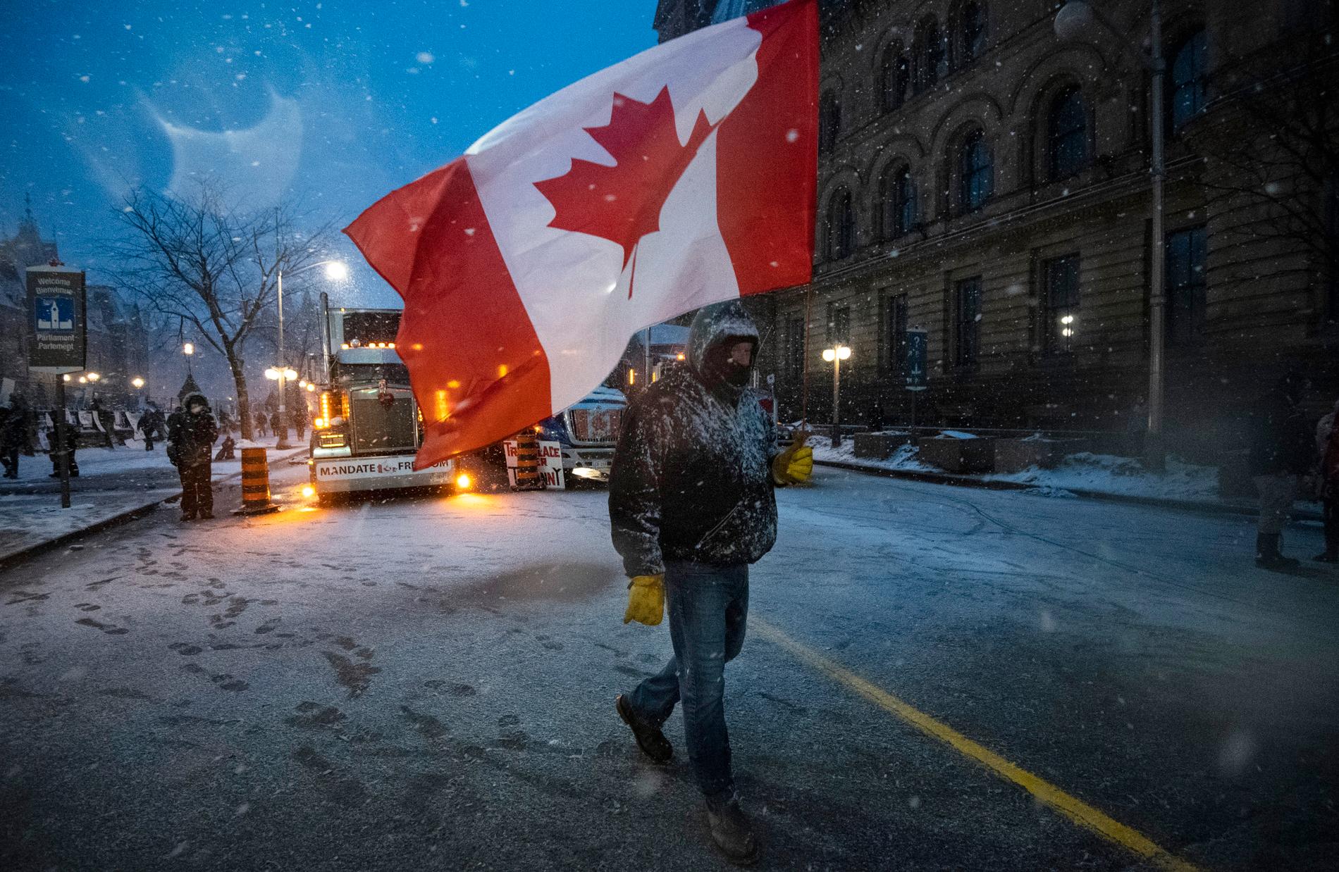 Flera hundra lastbilar blockerar fortfarande de centrala delarna av Ottawa, efter nära tre veckors protester mot covidrestriktioner.