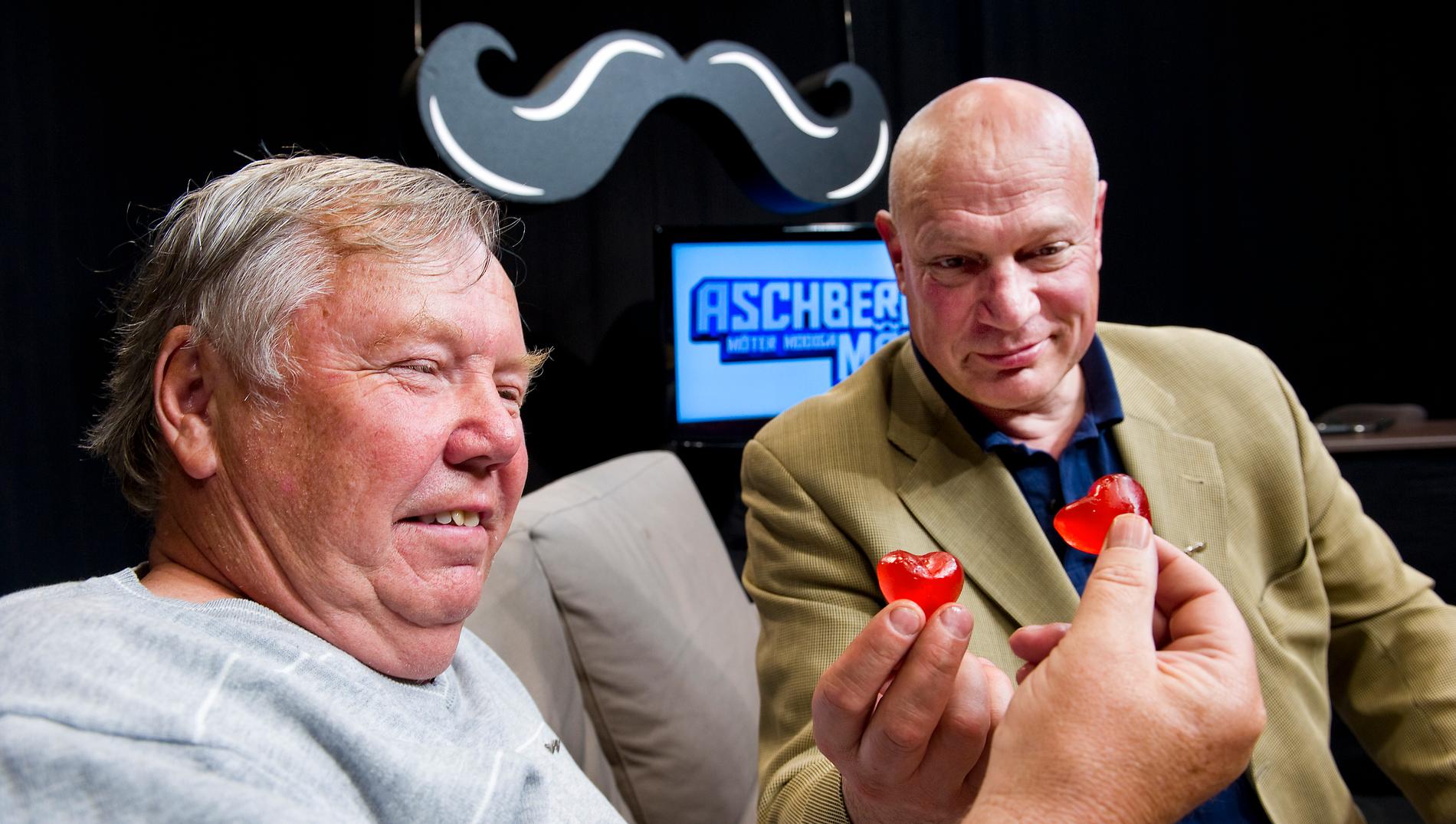 Bert Karlsson med Robert Aschberg  under Mustaschkampanjen, som uppmärksammar prostatacancer.